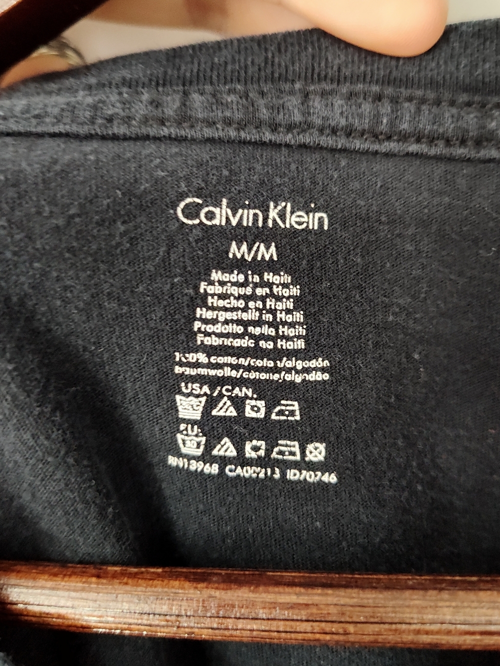 Calvin Klein Black V-Neck Cotton Short Sleeve Tee Shirt Size Mens Medium - Picture 4 of 4
